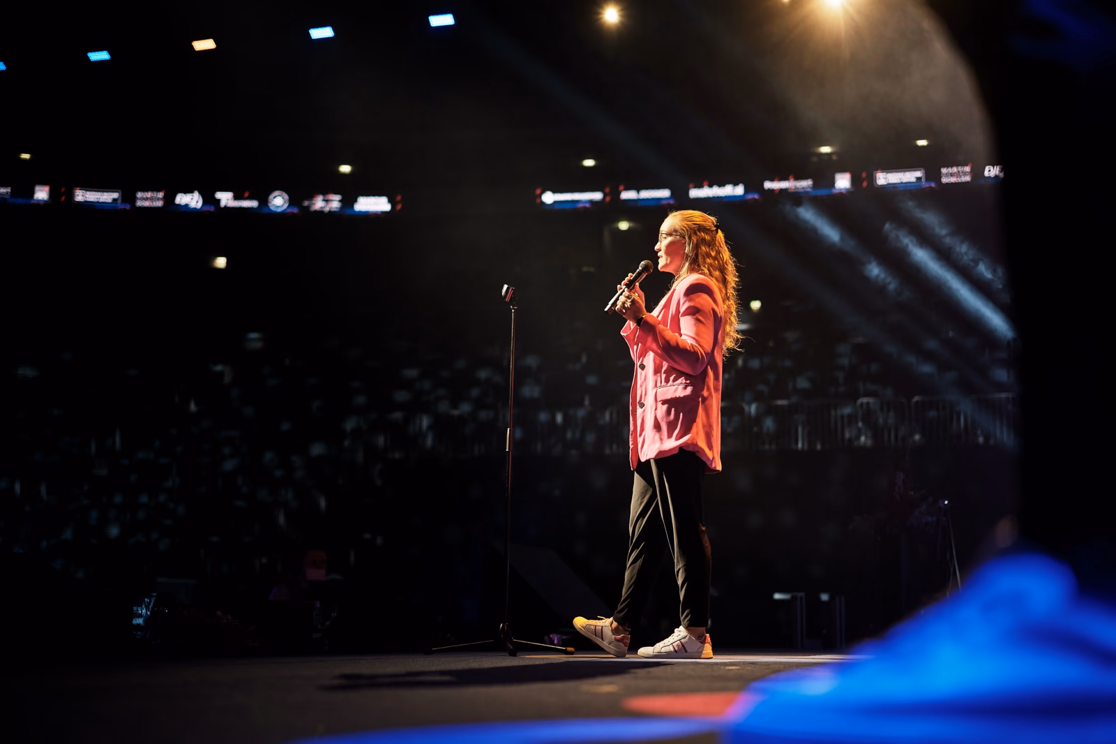 Sängerin des Showacts steht allein im Spotlight auf der Bühne.