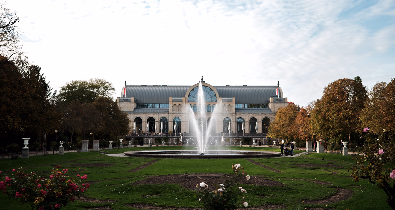 Die Flora Köln bei Tag: das historische Festhaus hinter der Fontäne im Botanischen Garten.